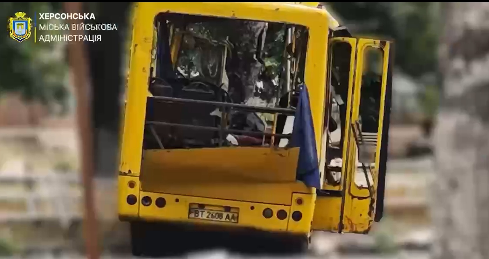 O dronă rusă a lovit un microbuz de pasageri în centrul orașului Herson, rănind opt persoane. Imagini cu impact emoțional