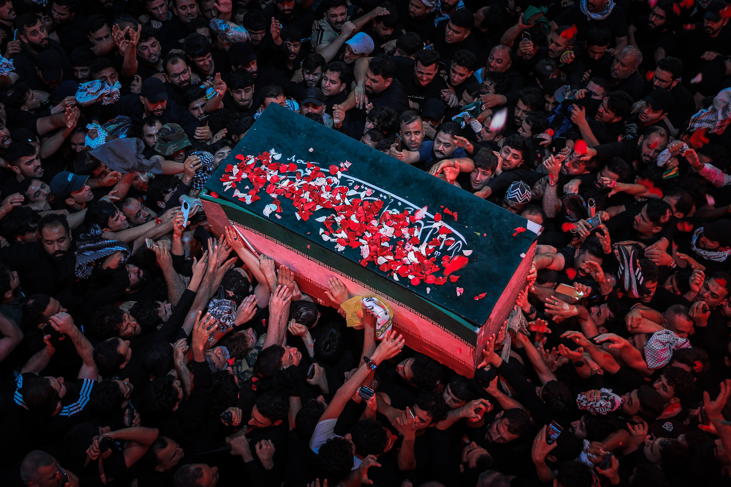 Iranul l-a îngropat pe Ali Khamenei și odată cu bătrânul ayatollah s-a dus și atitudinea reținută față de jignirile americanilor