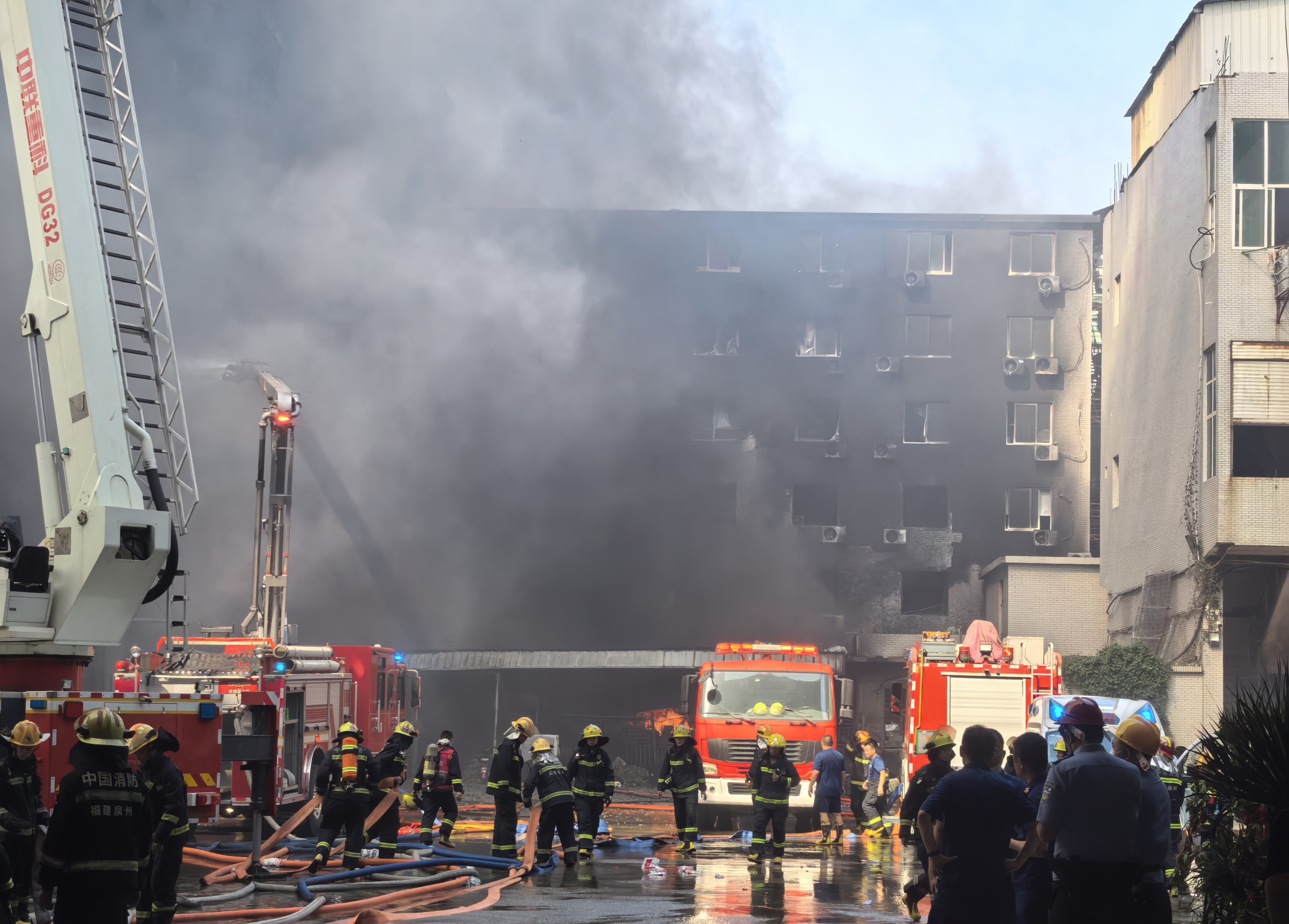 Incendiu în „capitala pantofilor”, în China: cel puțin 28 de morți după ce flăcările au blocat oamenii pe acoperișul unei fabrici