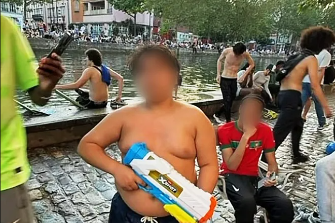 „Hamza vameșul”, simbolul înarmat cu un pistol cu apă al tinerilor rebeli ai Franței: povestea personajului viral pe net