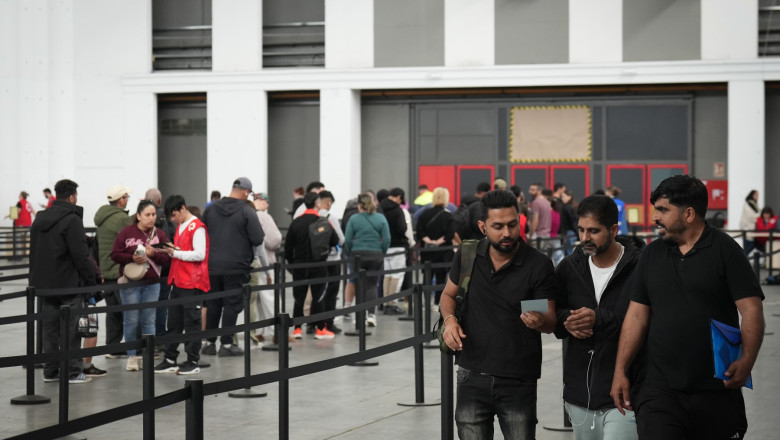 Barcelona Sets Up Hall 2 At Fira De MontjuÃ¯C For The ''Second Phase'' Of The Regularisation Process
