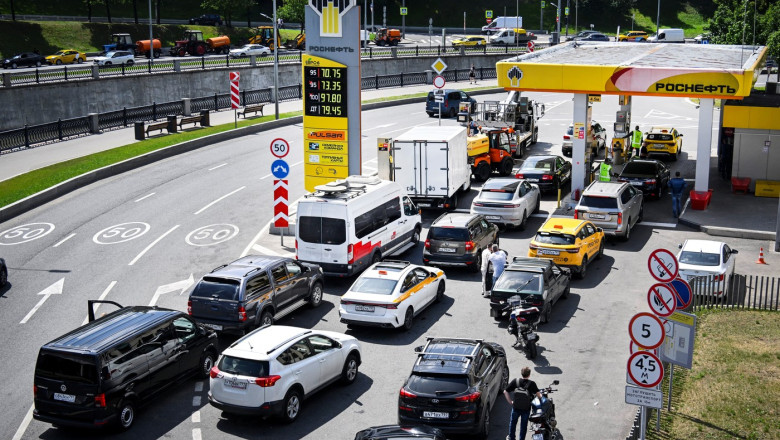 penurie carburant rusia benzinarie aglomerata masini rosneft