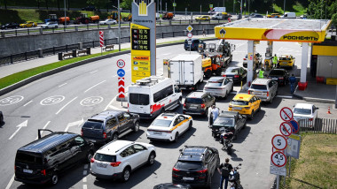 penurie carburant rusia benzinarie aglomerata masini rosneft