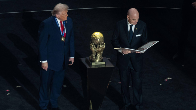 Donald Trump (stânga) și Gianni Infantino (dreapta) în timpul decernării premiului FIFA pentru pace