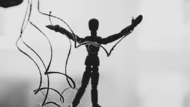 manipulare papusa de lemn marioneta