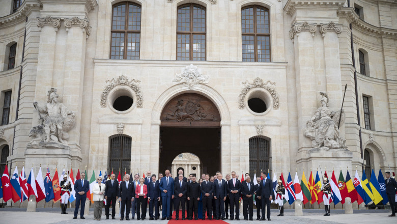 Le chef de l'Etat Emmanuel Macron co-préside, avec le Premier ministre britannique et le Chancelier allemand, le Sommet de la Coalition des Volontaires, à l’Hôtel national des Invalides à Paris