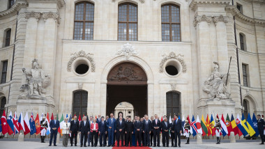 Le chef de l'Etat Emmanuel Macron co-préside, avec le Premier ministre britannique et le Chancelier allemand, le Sommet de la Coalition des Volontaires, à l’Hôtel national des Invalides à Paris