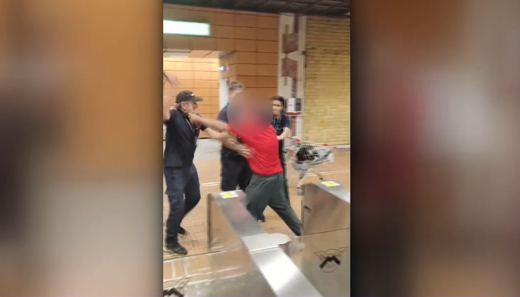 Un bărbat a spart geamul unei porți de acces la metrou, în stația Nicolae Grigorescu. A fost dus la Poliție