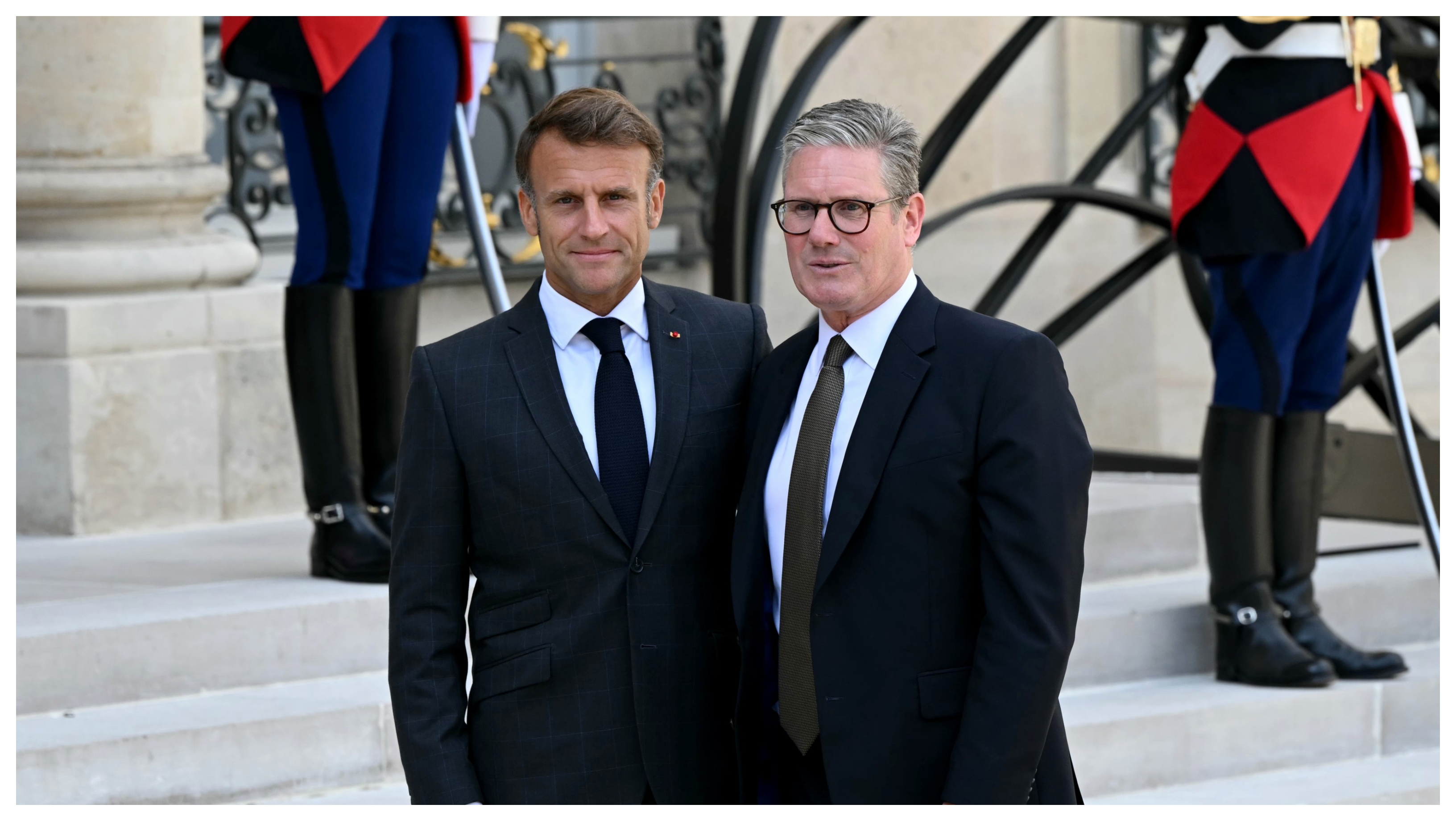 Macron l-a decorat pe Keir Starmer cu Legiunea de Onoare înainte ca acesta să părăsească funcția de premier