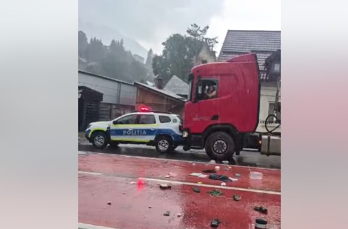 Mașină de Poliție, lovită de un TIR în Bușteni. Șoferul s-a baricadat în cabină și a fost scos de polițiști