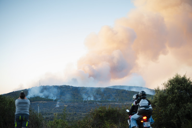 Level 2 of the INFOMA plan has been activated following a wildfire in Lozoyuela, necessitating precautionary evacuations