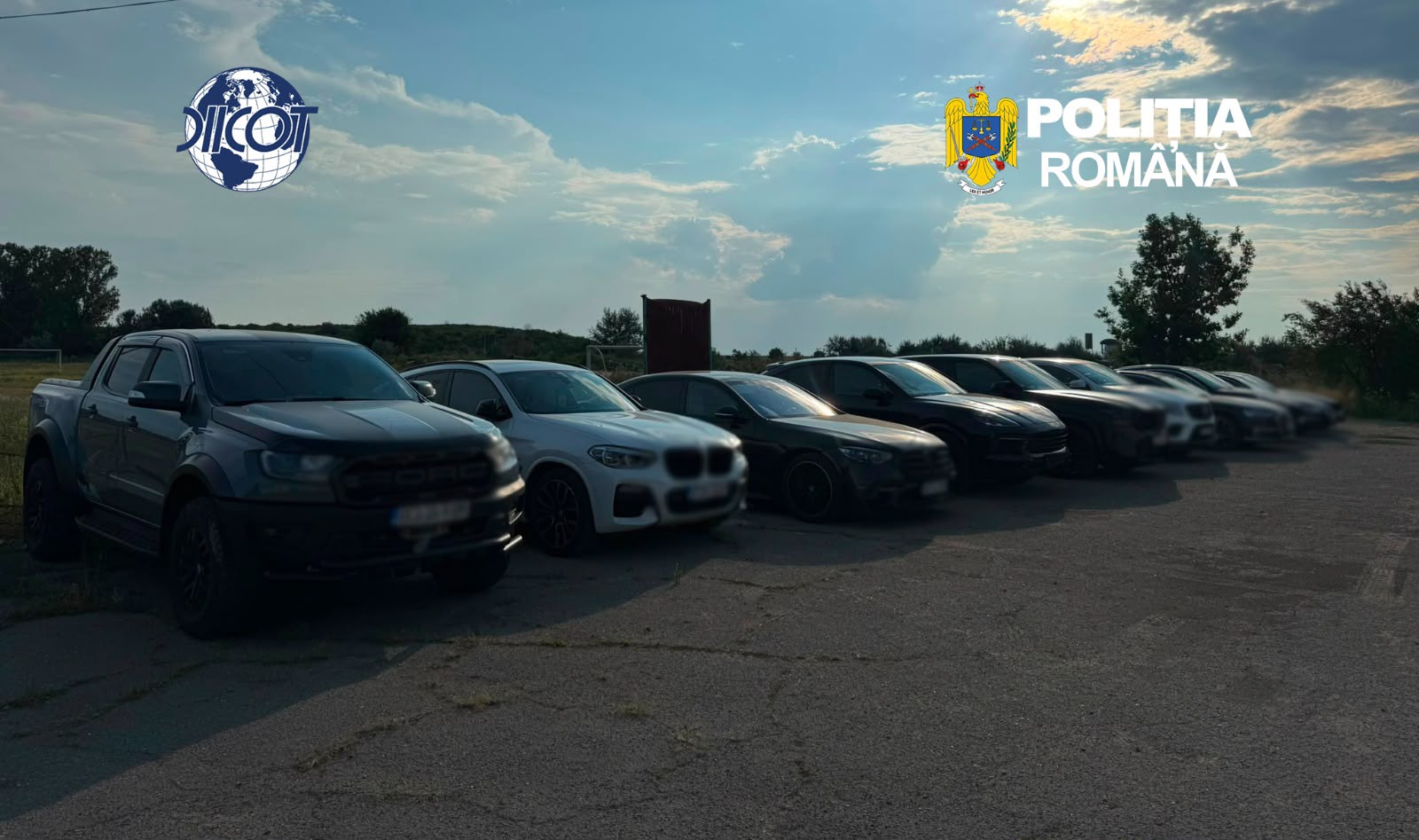 Ce au confiscat procurorii după perchezițiile la gruparea periculoasă din Brăila: Mașini de sute de mii de euro, bijuterii și săbii