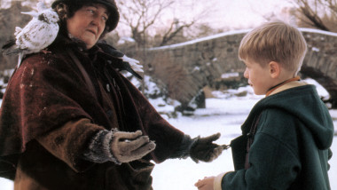 Actrița Brenda Fricker, alături de Macaulay Culkin