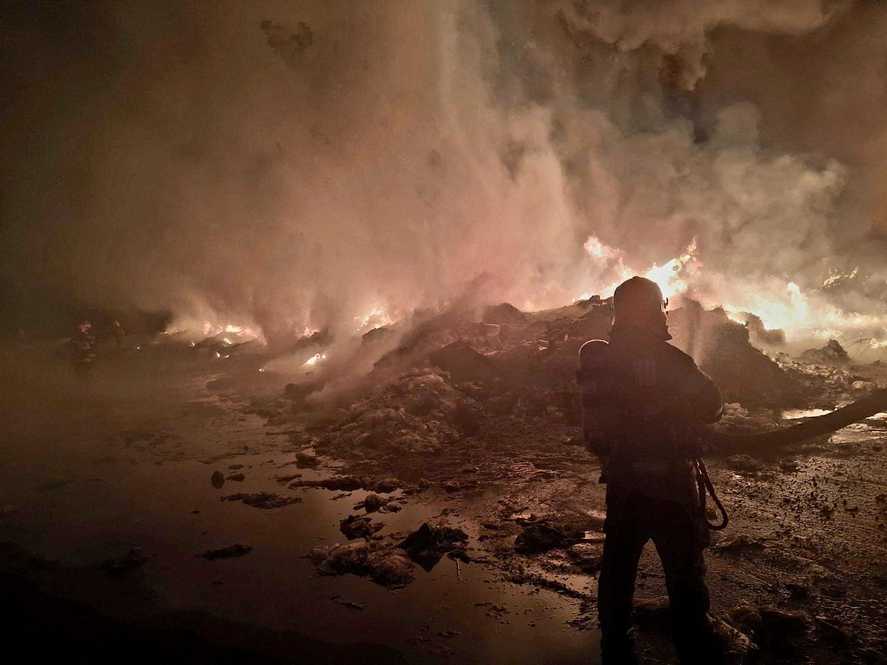 Incendiu în curtea unui depozit de mase plastice din Giurgiu: a fost transmis mesaj RO-ALERT şi a fost sesizată Garda de Mediu