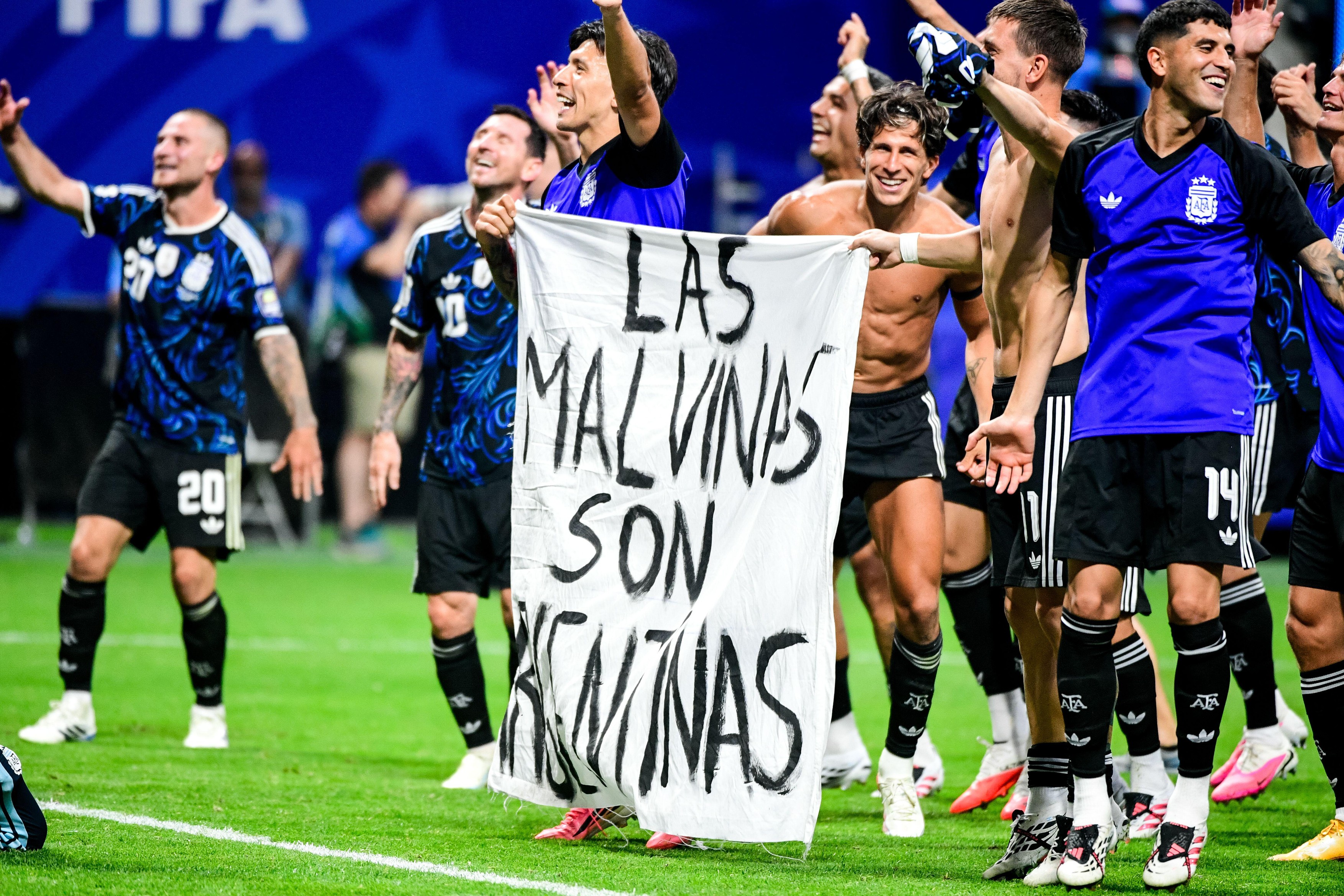 Scandalul bannerului cu mesajul Insulele Malvine sunt ale Argentinei: Casa Alba ia apărarea fotbaliștilor sud-americani