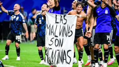 Atlanta, United States. 15th July, 2026. ATLANTA, GEORGIA - JULY 15: players of Argentina show a banner that reads “Las Malvinas son Argentinas”, "The Malvinas (Falkland Islands) belong to Argentina, " after the FIFA World Cup 2026 Semi Final match betwee