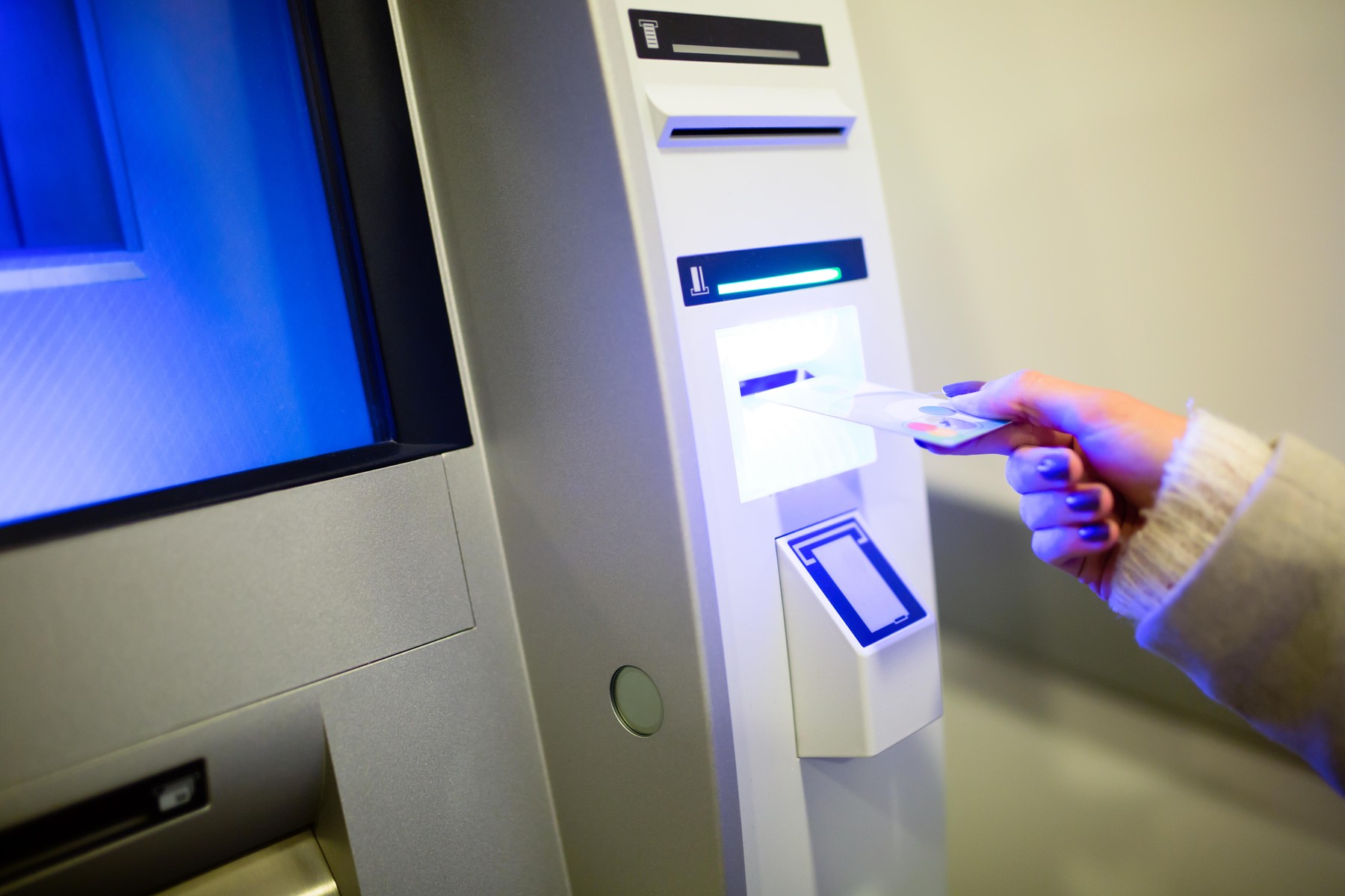 Escrocherie cu ATM-uri Bitcoin și falși reprezentanți ASF. Doi tineri, reținuți după ce au înșelat o femeie cu aproape 287.000 de lei