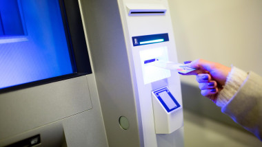 Withdrawing money from ATM with credit card