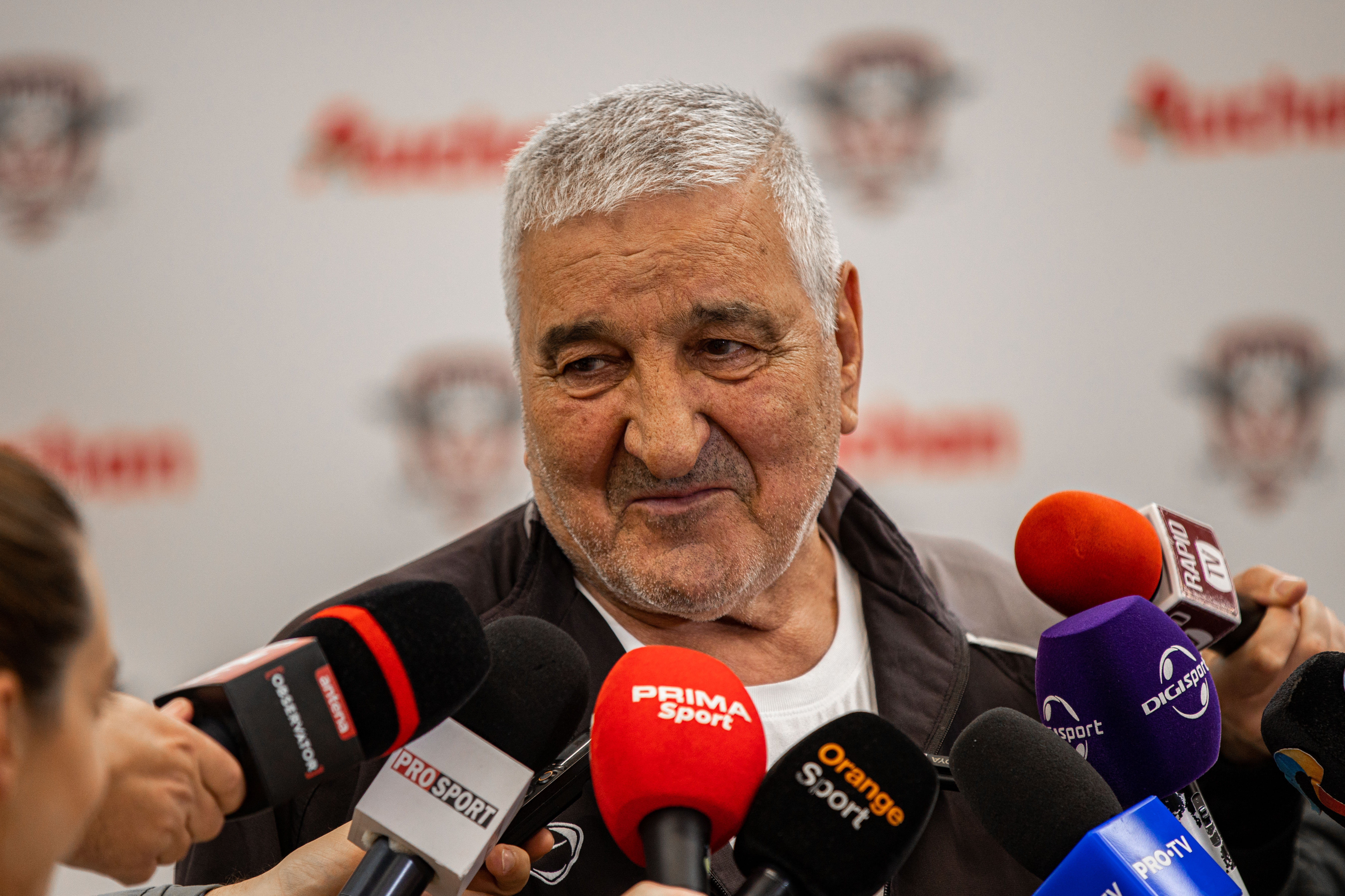 Cum se simte Rică Răducanu: celebrul rapidist a fost externat după ce a căzut pe scări la începutul lunii. „Spatele e negru”