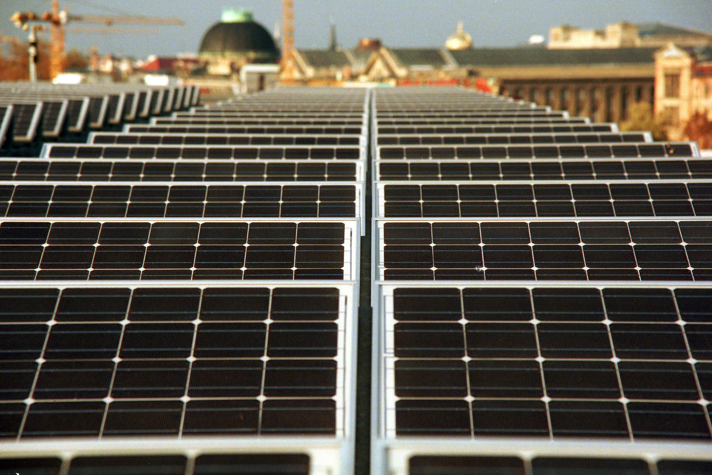 Energia regenerabilă, mai ales fotovoltaică, pune presiune pe rețeaua electrică a Germaniei. Berlinul vrea să reducă subvențiile