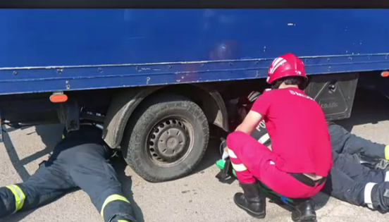 O femeie cu copilul în braţe, lovită de un camion în localitatea ieșeană Moșna
