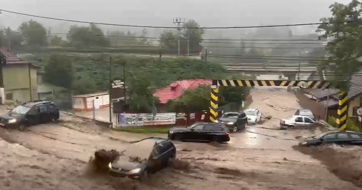 Viitură în Bușteni după o rupere de nori în Bucegi. DN1 și mai multe străzi, inundate