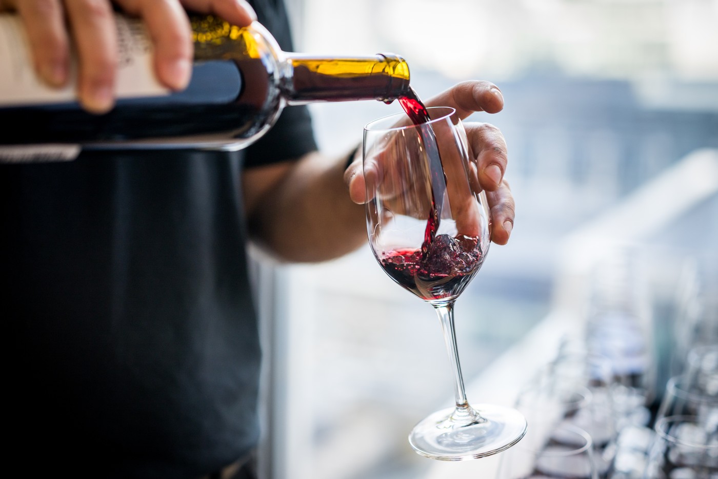 Este un pahar de vin roșu pe zi benefic pentru inimă? Un nou studiu încearcă să clarifice riscurile și beneficiile alcoolului