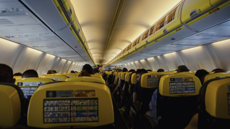 Noi imagini din avionul în care s-a spart un hublou în timpul zborului. Un pasager a fost la un pas să fie tras în afara aeronavei
