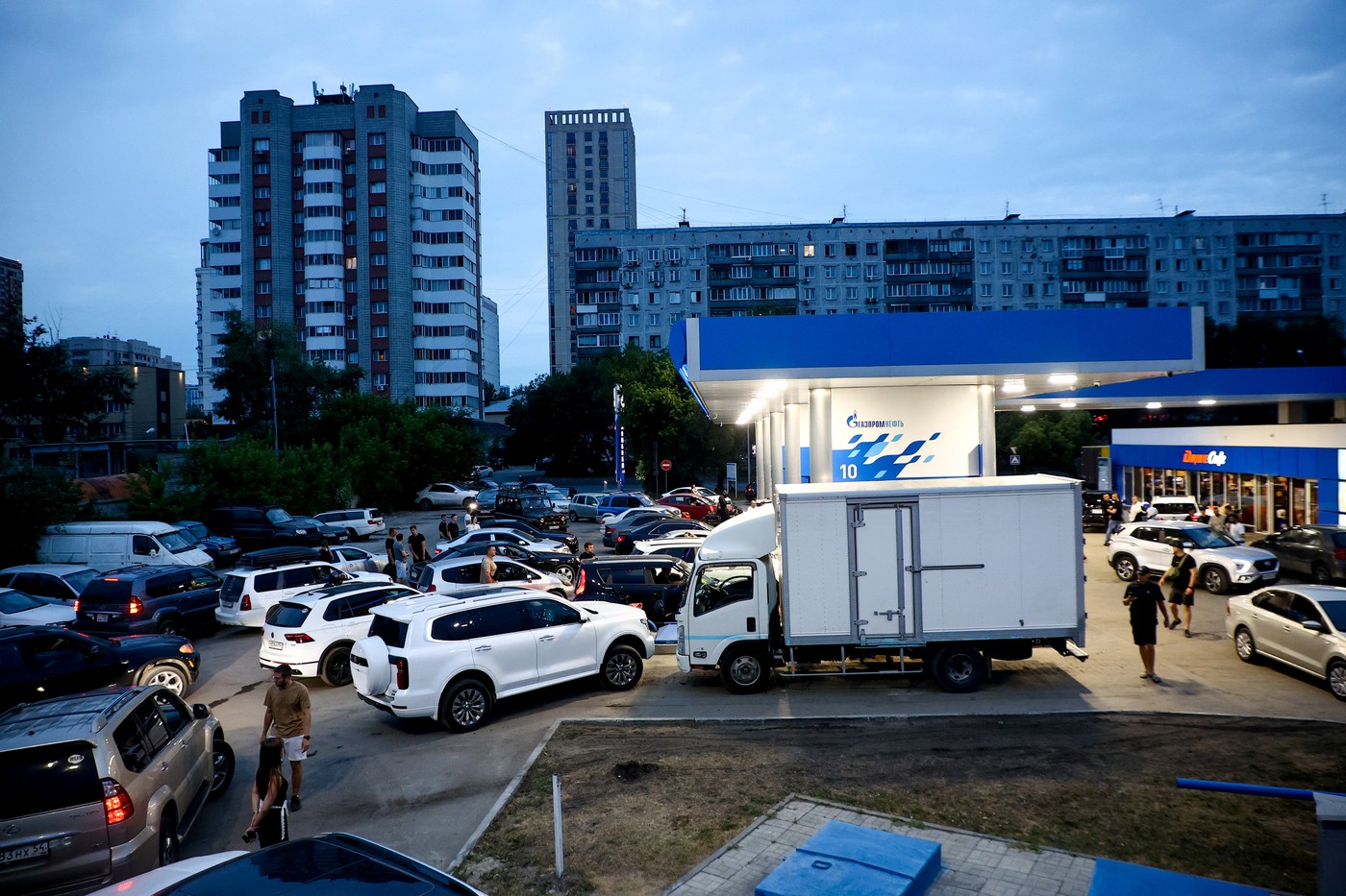 În Rusia, profesorii sunt trimiși să supravegheze cozile de la benzinării, pe fondul crizei de carburanți. Cum sunt recompensați