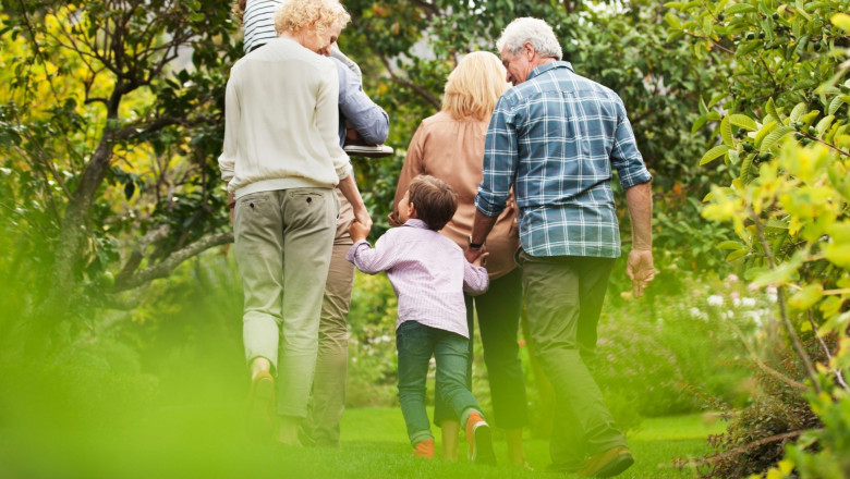 o familie se plimbă în parc