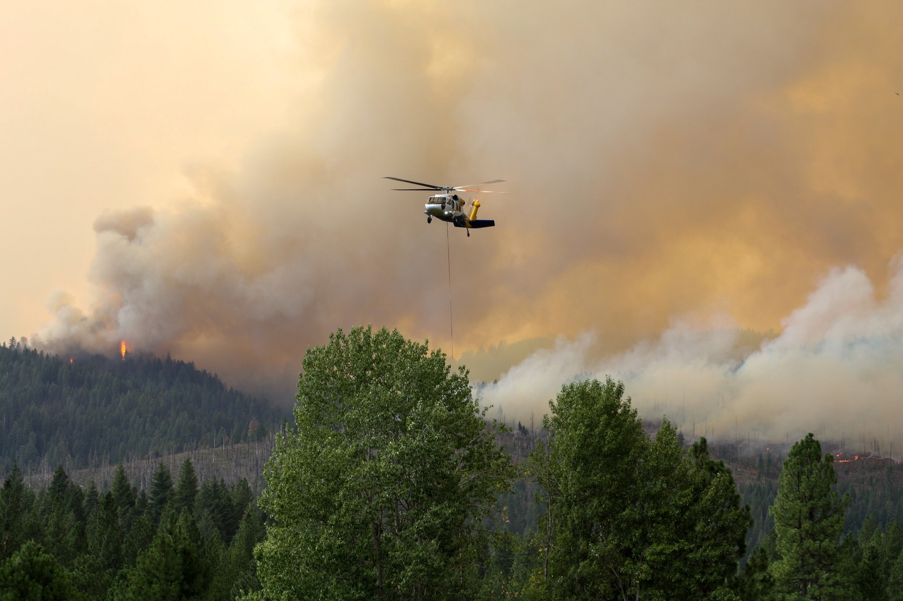 „Norii de foc” care amenință Europa: produc fulgere și vânt puternic și pot declanșa noi incendii. Explicații de la specialiști