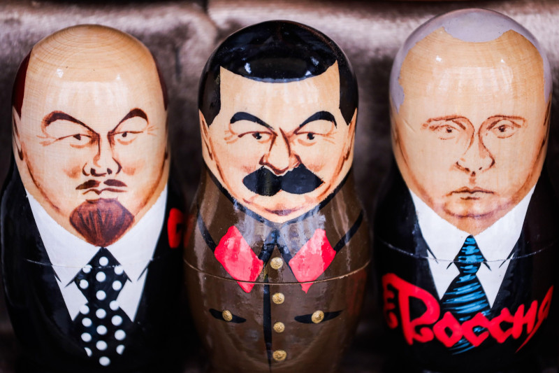 Cine vine după Putin? Rusia se apropie de o inevitabilă criză de succesiune. Lupta pentru putere care ar putea începe la Kremlin 6 St. Petersburg, Russia. 12th June, 2024. Russian wooden toys in the form of a painted doll, inside of which there are similar smaller dolls called Matryoshka with images from left to right: Soviet politician and statesman, leader of the Social Democratic