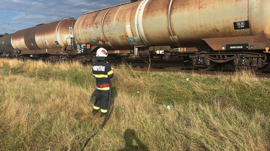 Oameni evacuați din cauza unei scurgeri la un vagon care transportă motorină. Trenul e staționat lângă halta Rădoieşti