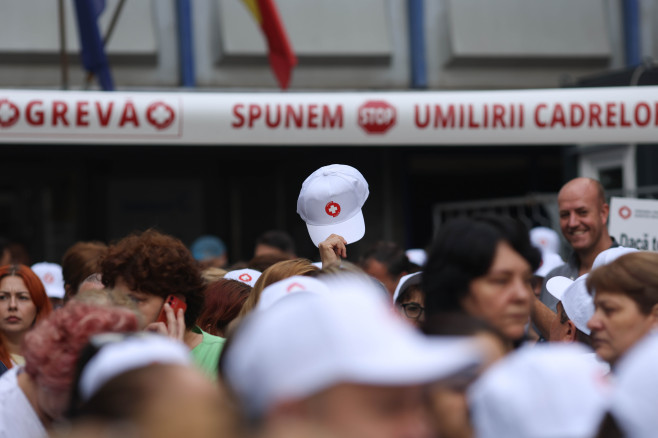 Angajați din sistemul de sănătate aflați în grevă generală protestează în fața spitalelor Cantacuzino și Floreasca, în București, 28 iulie 2026.