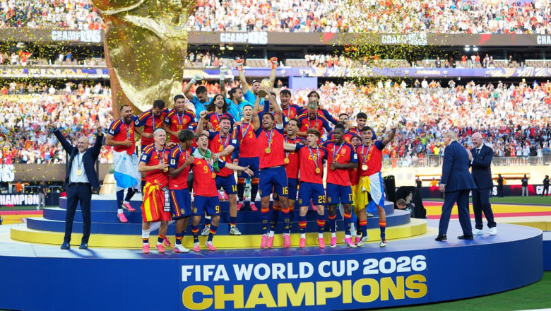 jucatorii spanioli se bucura cu trofeul cm 2026