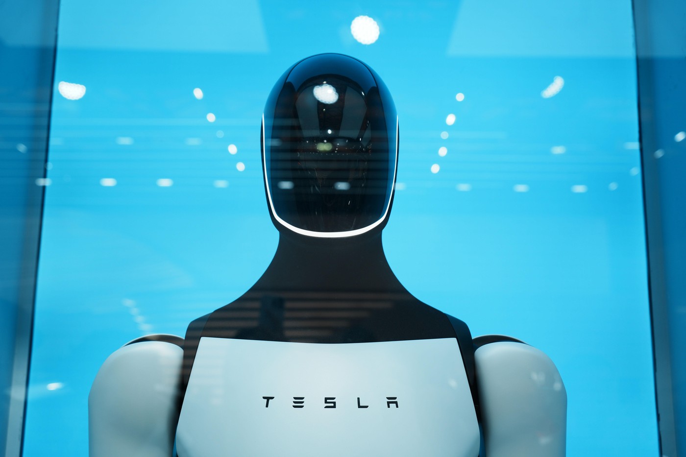 Androidul lui Musk: construit de Tesla, antrenat de oameni. Cum se folosește compania de angajați pentru ca Optimus să copieze omul