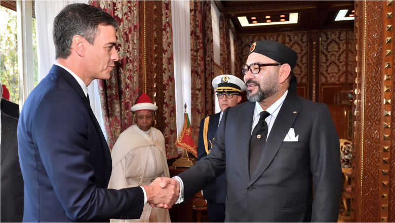 Premierul spaniol Pedro Sanchez dă mâna cu Regele Marocului, Mohammed al VI-lea