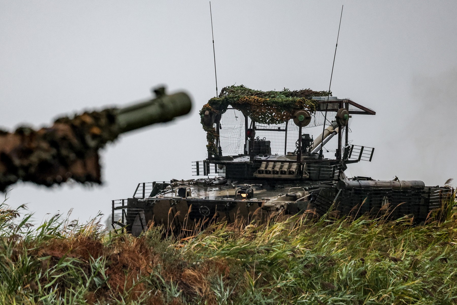 Rusia a încetat aproape complet să mai folosească tehnică militară mecanizată în atacuri. Ce se ascunde în spatele noii tactici