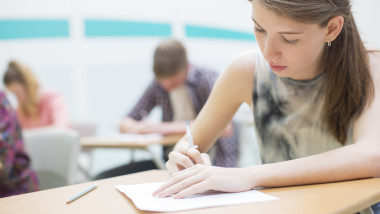 Încep probele scrise la bac, sesiunea de toamnă. Sursă Getty Images