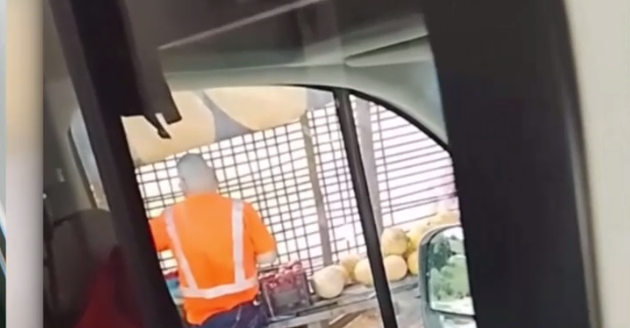 Imagini scandaloase: O ambulanță care transporta la spital o fetiță de un an a oprit să cumpere pepeni și legume