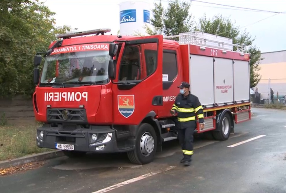 Bărbat găsit mort în stradă, după ce un incendiu a izbucnit într-un bloc din Vâlcea. Mai mulți locatari au fost evacuați