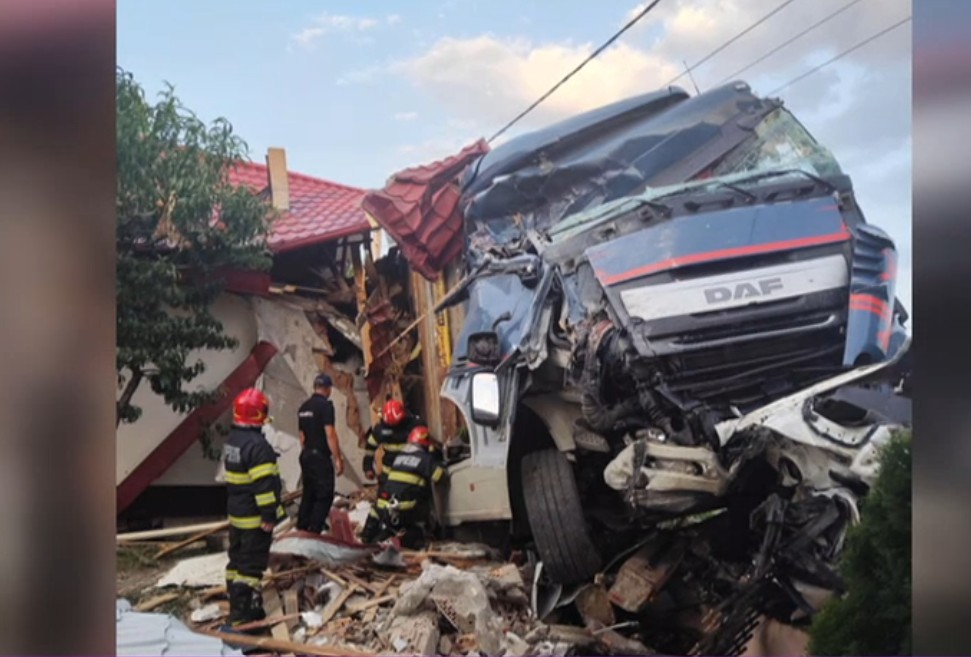 Accident grav în Vaslui: Gospodării distruse de un TIR, după ce șoferul a pierdut controlul volanului