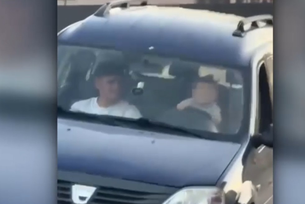 Imagini șocante pe un drum din Vrancea: Bebeluș de 11 luni, surprins la volan. Mama, o adolescentă de 17 ani, a filmat scena