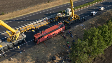 autocar rasturnat pe autostrada ungaria