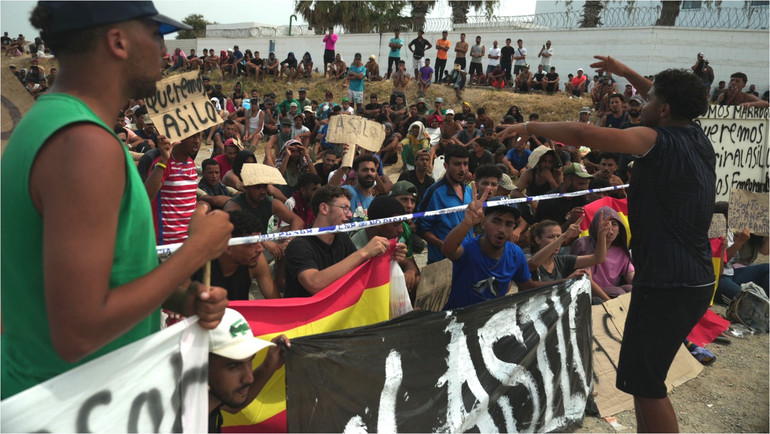 Sute de migranți s-au strâns pe o plajă din Ceuta și cer azil: „Nu vrem să ne întoarcem în Maroc. Și noi suntem oameni”