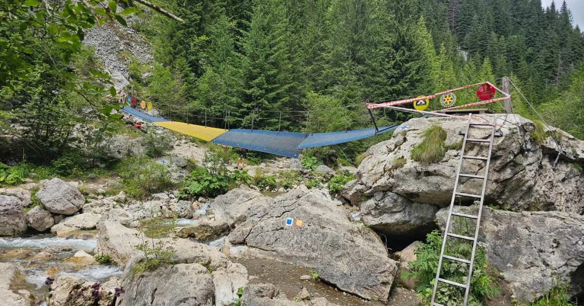 Imagine asociată subiectului: Accesul către Lacul Scropoasa și Cascada 7 Izvoare a fost întrerupt după ruperea unui pod în Zănoaga