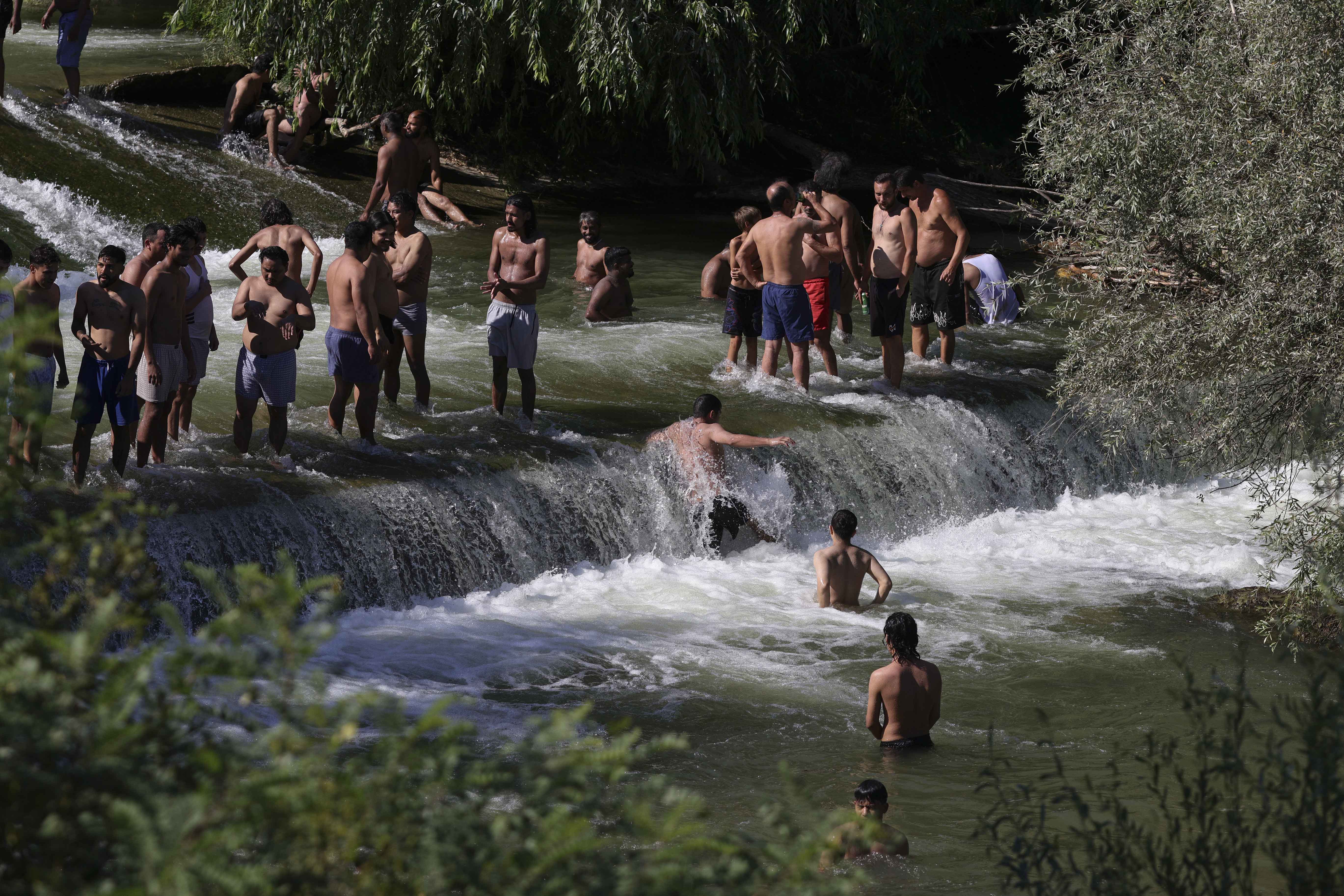 Cum se distrează și răcoresc muncitorii străini alături de localnici. Imagini surprinse pe un râu din Ilfov