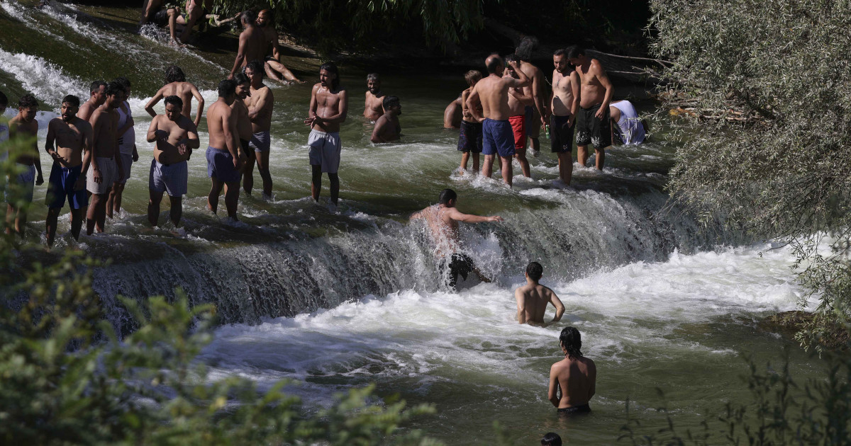 Cum se distrează și răcoresc muncitorii străini alături de localnici. Imagini surprinse pe un râu din Ilfov