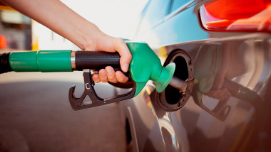 o mana pe pompa de benzina care umple masina