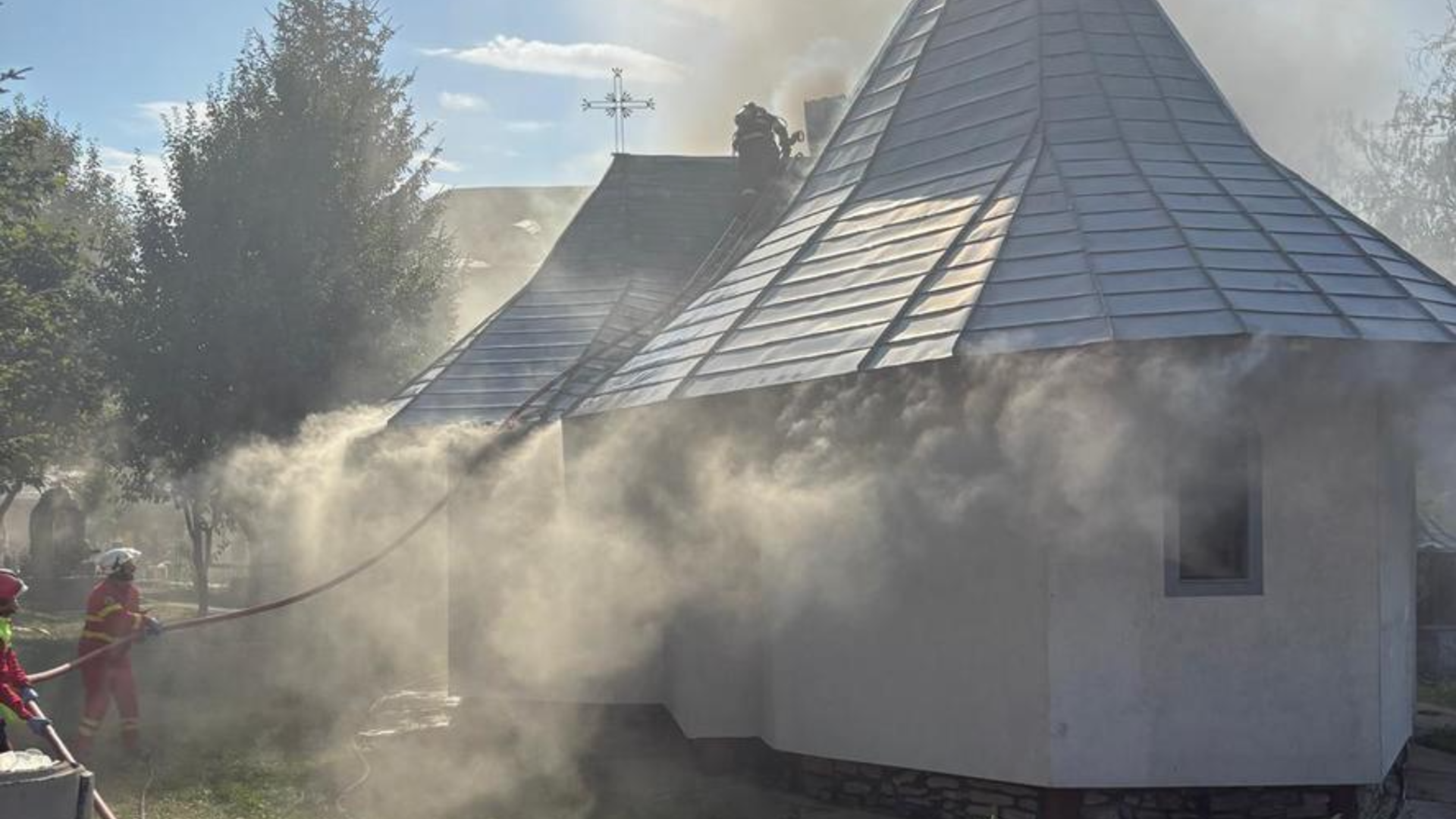 Incendiu puternic la o mănăstire din Suceava. Focul riscă să se extindă și la clădirile din jur
